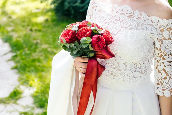 Sposa con bouquet, primo piano — Foto Stock