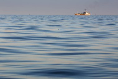 Deniz günbatımı ve donanma gemi silueti