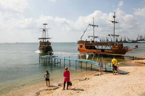 Playa de la ciudad con turistas. Berdyansk, Ucrania — Foto ...