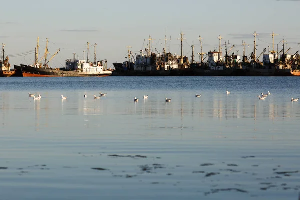 BERDYANSK - UCRANIA, 01 DE SEPTIEMBRE DE 2016: Barco pesquero en el antiguo puerto de Berdyansk. Mar de Azov. Ucrania — Foto de Stock