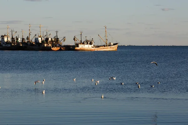 Berdjansk - Ukraina, 01 September 2016: Fiskebåt i gamla hamnen staden Berdjansk. Azovskasjön. Ukraina — Stockfoto