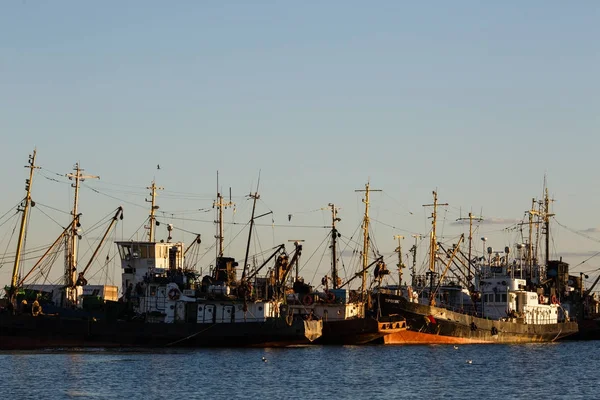 Berdjansk - ukraine, 01.09.2016: Fischerboot im alten Hafen der Stadt berdjansk. Azowsee. Ukraine — Stockfoto