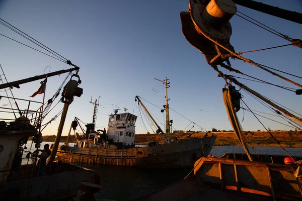Berdjansk - ukraine, 01.09.2016: Fischerboot im alten Hafen der Stadt berdjansk. Azowsee. Ukraine — Stockfoto