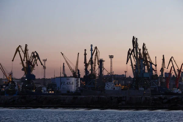 BERDYANSK - UCRANIA, 02 DE SEPTIEMBRE DE 2016: Muchas grúas grandes silueta en el puerto marítimo — Foto de Stock