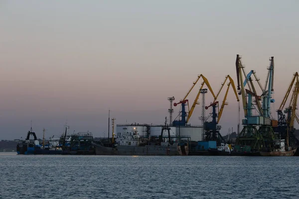 Berdjansk - ukraine, september 02, 2016: viele große kräne silhouette im seehafen — Stockfoto