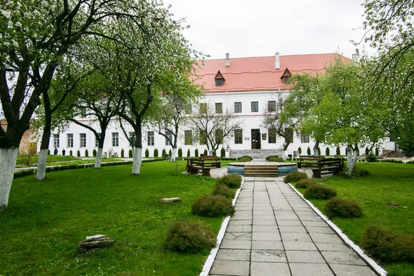 Dobrze zachowane stare budynku i zielony ogród aleja o zamek w Dubnie na Ukrainie — Zdjęcie stockowe