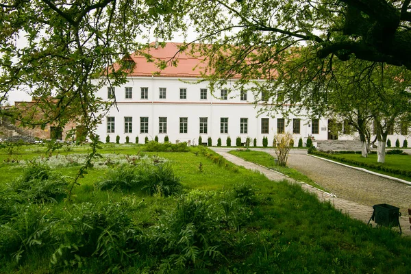 Edifício antigo bem preservado com jardim e beco verde no Castelo de Dubno, na Ucrânia — Fotografia de Stock