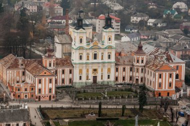 Aeral görünümüne Cizvit Manastırı ve seminer, Kremenets, Ukrayna