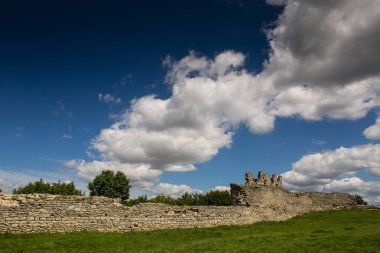 Ünlü Ukrayna Simgesel Yapı: Kremenets, Ternopil bölgesi, Ukrayna içinde antik kale kalıntıları görünümünü doğal yaz