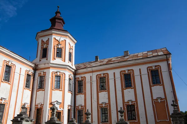 Antiguo Monasterio y Seminario Jesuita, Kremenets, Ucrania — Foto de Stock