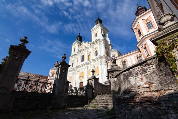 Antiguo Monasterio y Seminario Jesuita, Kremenets, Ucrania — Foto de Stock