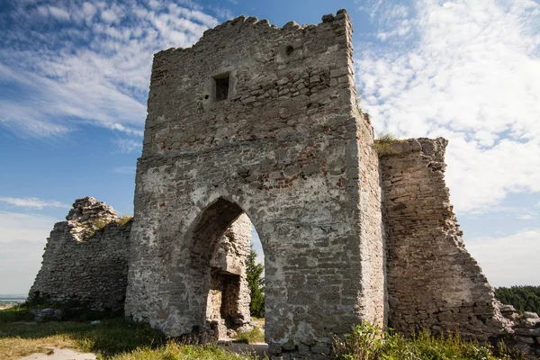 Famoso punto di riferimento ucraino: vista panoramica estiva delle rovine dell'antico castello di Kremenets, regione di Ternopil, Ucraina — Foto Stock