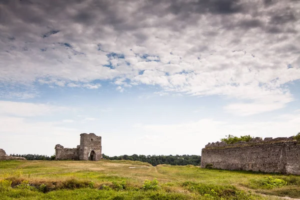Famoso monumento ucraniano: vista panorámica del verano de las ruinas del antiguo castillo en Kremenets, región de Ternopil, Ucrania —  Fotos de Stock