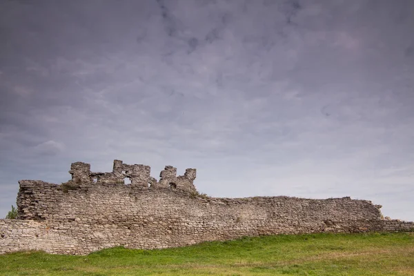 Famous Ukrainian landmark: scenic summer view of the ruins of ancient castle in Kremenets, Ternopil Region, Ukraine — Stock Photo, Image