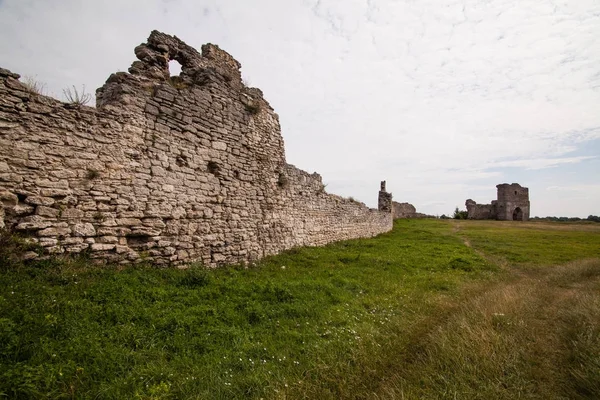 Famoso marco ucraniano: vista panorâmica de verão das ruínas do antigo castelo em Kremenets, região de Ternopil, Ucrânia — Fotografia de Stock