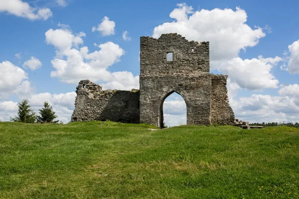 Famous Ukrainian landmark: scenic summer view of the ruins of an — Stock Photo, Image