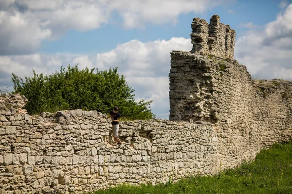 Знаменитая украинская достопримечательность: живописный летний вид на руины древнего замка в Кременце, Тернопольская область, Украина — стоковое фото