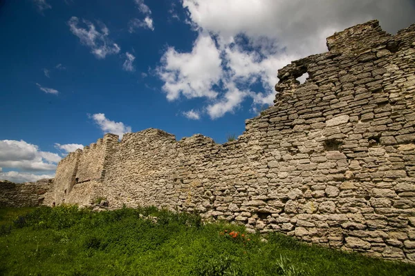Famoso marco ucraniano: vista panorâmica de verão das ruínas de um — Fotografia de Stock