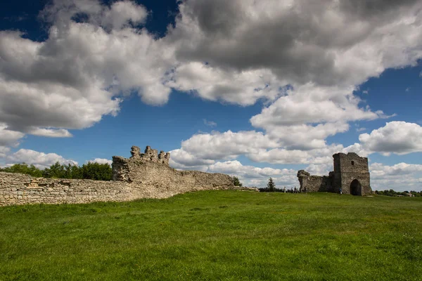 Famoso monumento ucraniano: vista panorámica del verano de las ruinas del antiguo castillo en Kremenets, región de Ternopil, Ucrania — Foto de Stock