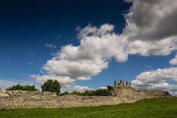 Famoso marco ucraniano: vista panorâmica de verão das ruínas do antigo castelo em Kremenets, região de Ternopil, Ucrânia — Fotografia de Stock