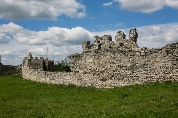 Famous Ukrainian landmark: scenic summer view of the ruins of ancient castle in Kremenets, Ternopil Region, Ukraine — Stock Photo, Image