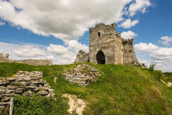 Famous Ukrainian landmark: scenic summer view of the ruins of ancient castle in Kremenets, Ternopil Region, Ukraine — Stock Photo, Image