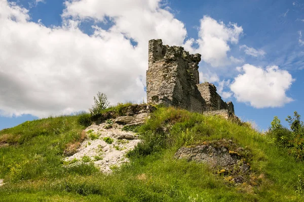 Famoso monumento ucraniano: vista panorámica del verano de las ruinas del antiguo castillo en Kremenets, región de Ternopil, Ucrania — Foto de Stock