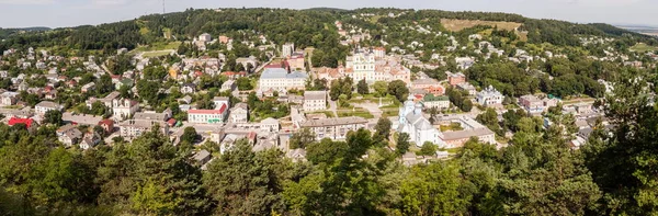 Översta antenn panoramautsikt över landskapet i Kremenets city, Ukraina. — Stockfoto