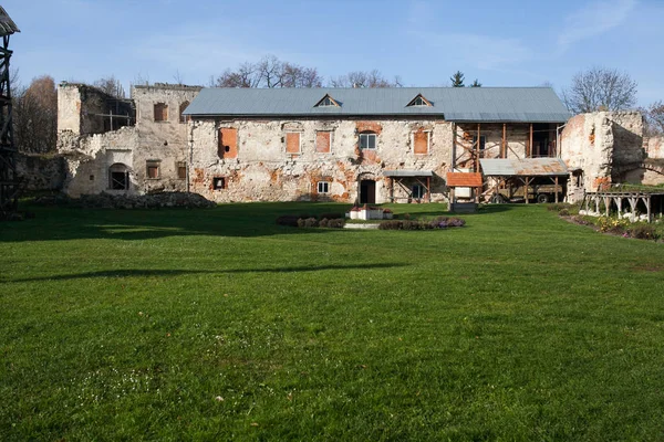 Castillo de Sieniawski medio arruinado 1534 años en Berezhany —  Fotos de Stock