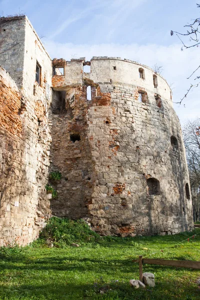 半毁 Sieniawski 城堡1534年在 Berezhany — 图库照片