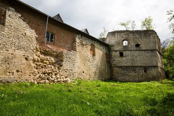 Castillo de Sieniawski medio arruinado 1534 años en Berezhany —  Fotos de Stock