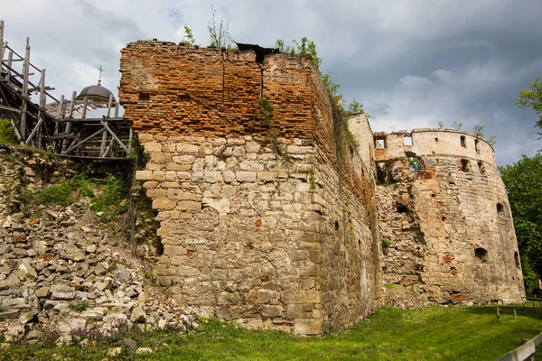 Halv-förstört Sieniawski Castle 1534 året i Berezhany — Stockfoto