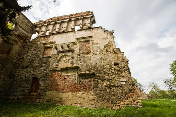 Castillo de Sieniawski medio arruinado 1534 años en Berezhany — Foto de Stock