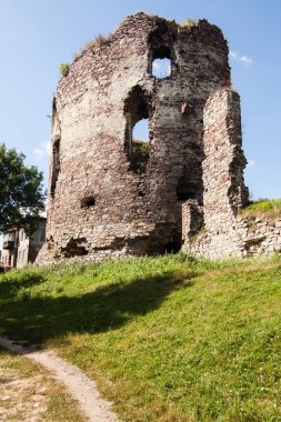 Buchach 'taki güzel gökyüzü ve bulutlarıyla, Ternopil bölgesi, Ukrayna' daki şato harabelerine yaz manzarası