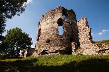 Buchach 'taki güzel gökyüzü ve bulutlarıyla, Ternopil bölgesi, Ukrayna' daki şato harabelerine yaz manzarası