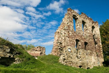 Buchach 'taki güzel gökyüzü ve bulutlarıyla, Ternopil bölgesi, Ukrayna' daki şato harabelerine yaz manzarası
