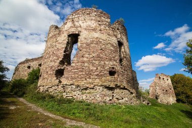 Buchach 'taki güzel gökyüzü ve bulutlarıyla, Ternopil bölgesi, Ukrayna' daki şato harabelerine yaz manzarası