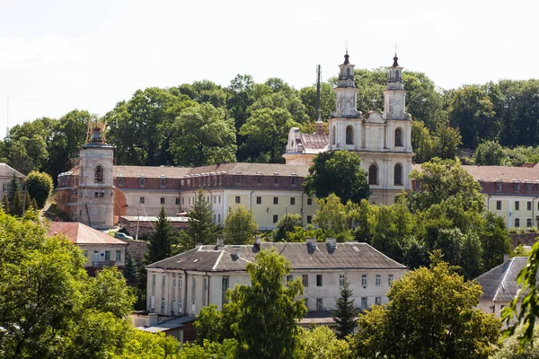 Vista de verano al monasterio de los Padres de Basilian en Buchach, Ucrania — Foto de Stock
