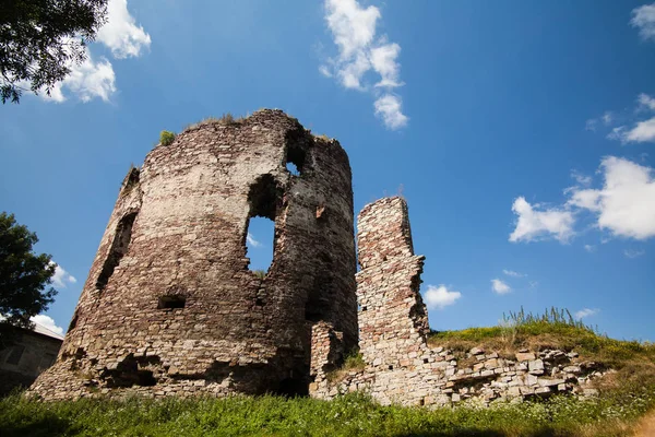 Vista de verano a las ruinas del castillo en Buchach con hermoso cielo y nubes, región de Ternopil, Ucrania —  Fotos de Stock