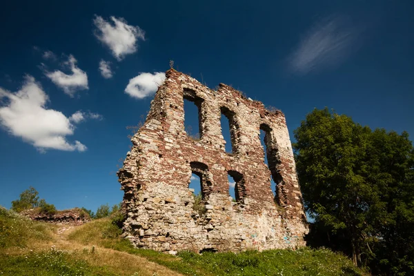 Vista de verão para ruínas do castelo em Buchach com céu bonito e nuvens, região de Ternopil, Ucrânia — Fotografia de Stock