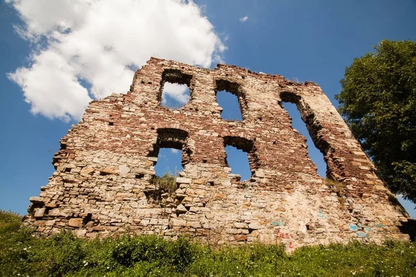 Θέα το καλοκαίρι στα ερείπια του κάστρου στο Buchach με όμορφο ουρανό και σύννεφα, Ternopil περιοχή, Ουκρανία — Φωτογραφία Αρχείου