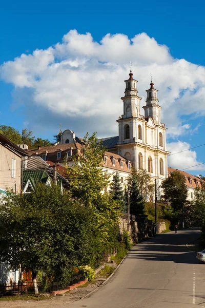 Vista de verão para o mosteiro dos Padres de Basiliano em Buchach, Ucrânia — Fotografia de Stock