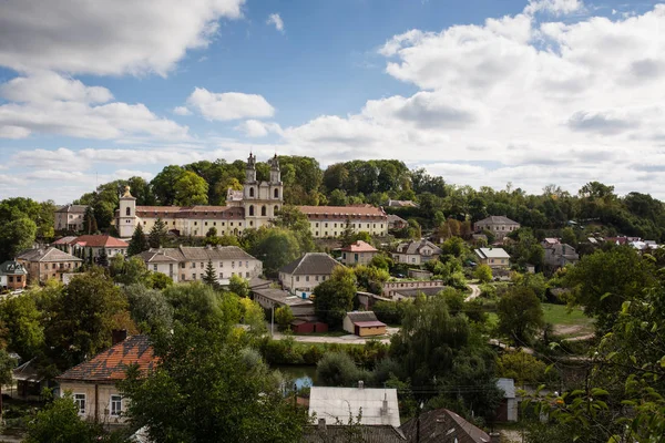 Panoramisch uitzicht naar Buchach stad met klooster van de vaders van Basilianen — Stockfoto