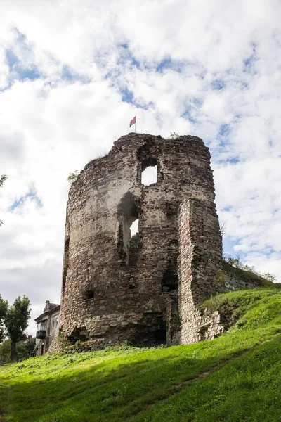 Letní pohled na hrad zříceniny v Buchachu s krásnou oblohou a mraky, Ternopil region, Ukrajina — Stock fotografie