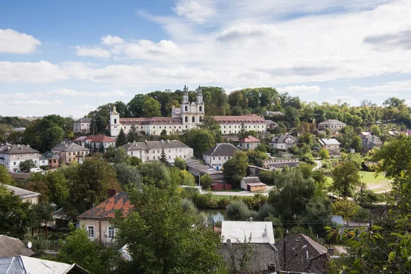 Panoramisch uitzicht naar Buchach stad met klooster van de vaders van Basilianen — Stockfoto