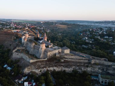 Kamianets-Podilskyi Kalesi Ukrayna Hava görünümünü. Tarihi şehir Kamianets-Podilskyi, Ukrayna pitoresk doğada arasında yer alan kale.