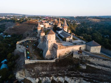 Kamianets-Podilskyi Kalesi Ukrayna Hava görünümünü. Tarihi şehir Kamianets-Podilskyi, Ukrayna pitoresk doğada arasında yer alan kale.