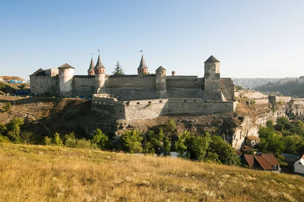 Летний вид на замок в Каменце-Подольском — стоковое фото