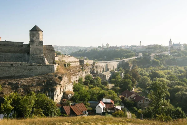 Vista de verão para o castelo em Kamianets-Podilskyi — Fotografia de Stock