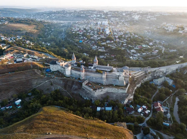 Kamianets-Podilskyi Kalesi Ukrayna Hava görünümünü. Tarihi şehir Kamianets-Podilskyi, Ukrayna pitoresk doğada arasında yer alan kale.